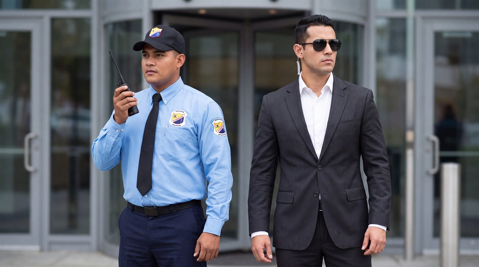 Vigilante y escolta de Viseplus Ltda en la entrada de un edificio corporativo